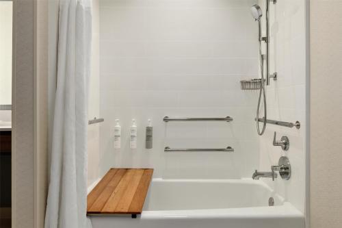 Habitación adaptada para personas de movilidad reducida con cama extragrande y bañera del hotel Hilton Garden Inn Riverhead