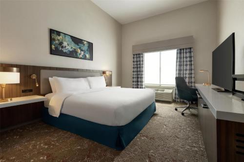 Habitación adaptada para personas de movilidad reducida con cama extragrande y bañera del hotel Hilton Garden Inn Riverhead. Foto 1