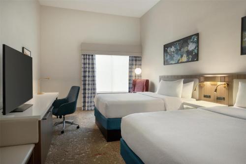 Habitación con 2 camas grandes del hotel Hilton Garden Inn Riverhead. Foto 3