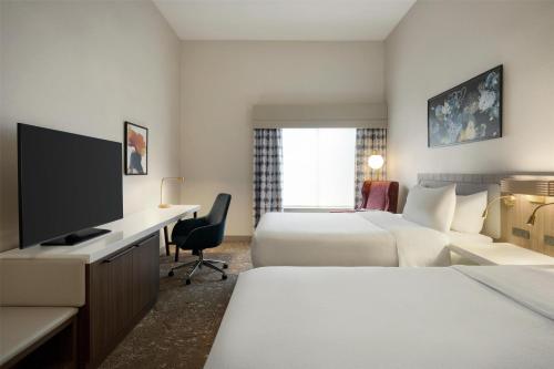 Habitación con 2 camas grandes del hotel Hilton Garden Inn Riverhead. Foto 4
