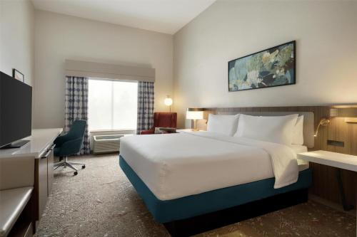 Habitación con cama extragrande del hotel Hilton Garden Inn Riverhead