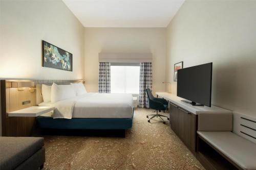 Habitación Deluxe con cama extragrande - adaptada para personas con problemas de audición del hotel Hilton Garden Inn Riverhead. Foto 1