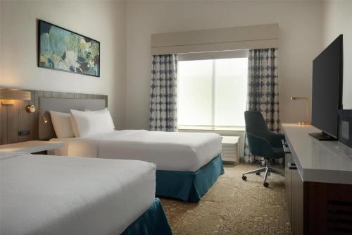 Habitación - 2 camas grandes - Adaptada para personas con discapacidad auditiva del hotel Hilton Garden Inn Riverhead. Foto 1