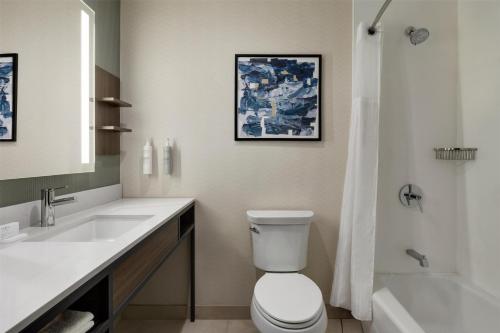 Habitación - 2 camas grandes - Adaptada para personas con discapacidad auditiva del hotel Hilton Garden Inn Riverhead. Foto 3