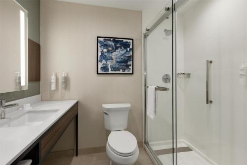 Habitación - 2 camas grandes - Adaptada para personas con discapacidad auditiva del hotel Hilton Garden Inn Riverhead. Foto 4