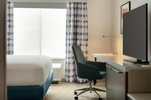 Habitación con cama extragrande - Adaptada para personas con discapacidad auditiva del hotel Hilton Garden Inn Riverhead. Foto 3