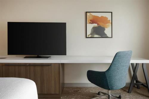 Habitación con cama extragrande - Adaptada para personas con discapacidad auditiva del hotel Hilton Garden Inn Riverhead. Foto 5