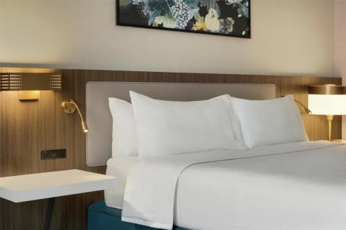 Deluxe King Room with Peloton Bike del hotel Hilton Garden Inn Riverhead. Foto 1