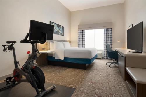 Deluxe King Room with Peloton Bike del hotel Hilton Garden Inn Riverhead. Foto 3