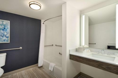 Habitación adaptada para personas con discapacidad/discapacidad auditiva y equipada con bañera - Cama extragrande del hotel Hilton Garden Inn Melville