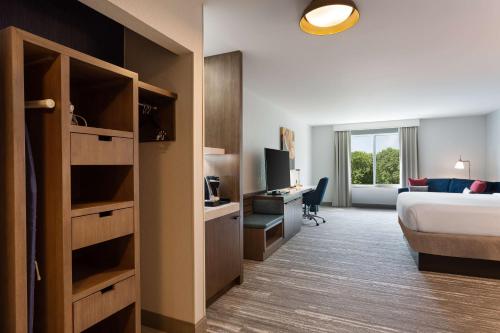 Habitación Esquinera con cama extragrande del hotel Hilton Garden Inn Melville