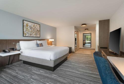 Habitación Esquinera con cama extragrande del hotel Hilton Garden Inn Melville. Foto 1