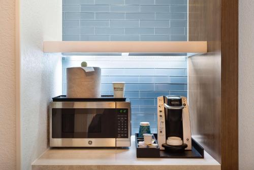 Habitación Esquinera con cama extragrande del hotel Hilton Garden Inn Melville. Foto 3