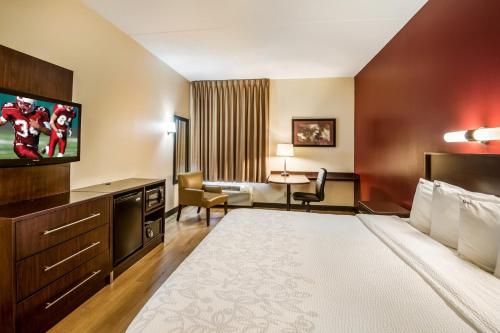 Habitación Superior con cama extragrande - No fumadores del hotel Red Roof Inn Garden City - Long Island. Foto 1