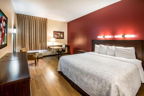 Habitación Superior con cama extragrande - No fumadores del hotel Red Roof Inn Garden City - Long Island. Foto 2