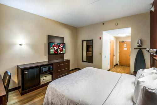 Habitación Prémium con cama extragrande, ropa de cama de categoría superior y caja de aperitivos - Adaptada para personas con discapacidad - No fumado del hotel Red Roof Plus Garden City - Long Island. Foto 1