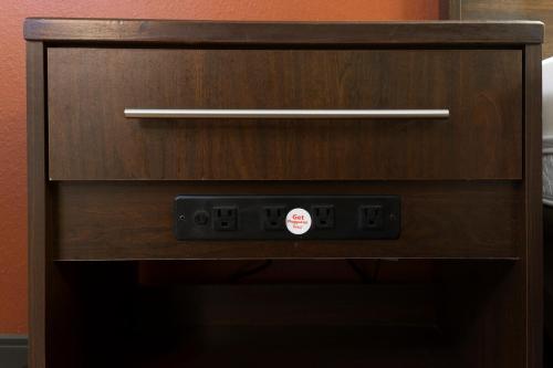 Habitación Prémium con cama extragrande, ropa de cama de categoría superior y caja de aperitivos - Adaptada para personas con discapacidad - No fumado del hotel Red Roof Plus Garden City - Long Island. Foto 2