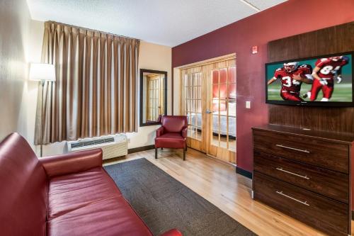 Suite con 2 camas dobles - No fumadores del hotel Red Roof Plus Garden City - Long Island. Foto 1