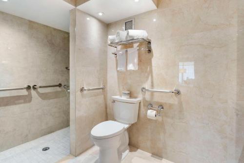 Habitación Doble con ducha a ras de suelo adaptada para personas con discapacidad - 2 camas dobles del hotel Best Western Mill River Manor. Foto 3