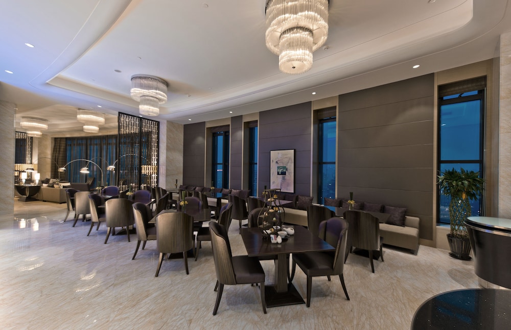 HABITACIÓN EJECUTIVA DELUXE, Acceso al Salón, 2 Camas Individuales, Piso Alto del hotel Pullman Shanghai Xuhui. Foto 5