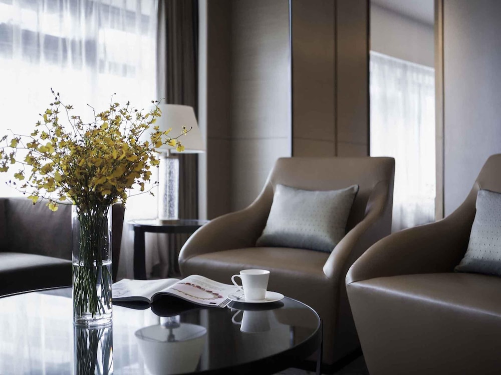 SUITE SUPERIOR, Acceso al Salón, 1 Cama King Size, Vistas a la Ciudad del hotel Pullman Shanghai Xuhui. Foto 4
