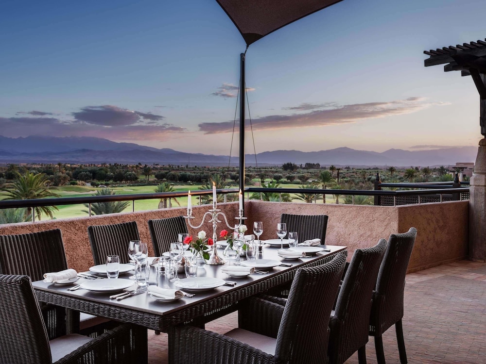 Suite Presidencial, camas King size, vistas al campo de golf y a las montañas del Atlas del hotel Fairmont Royal Palm Marrakech. Foto 2