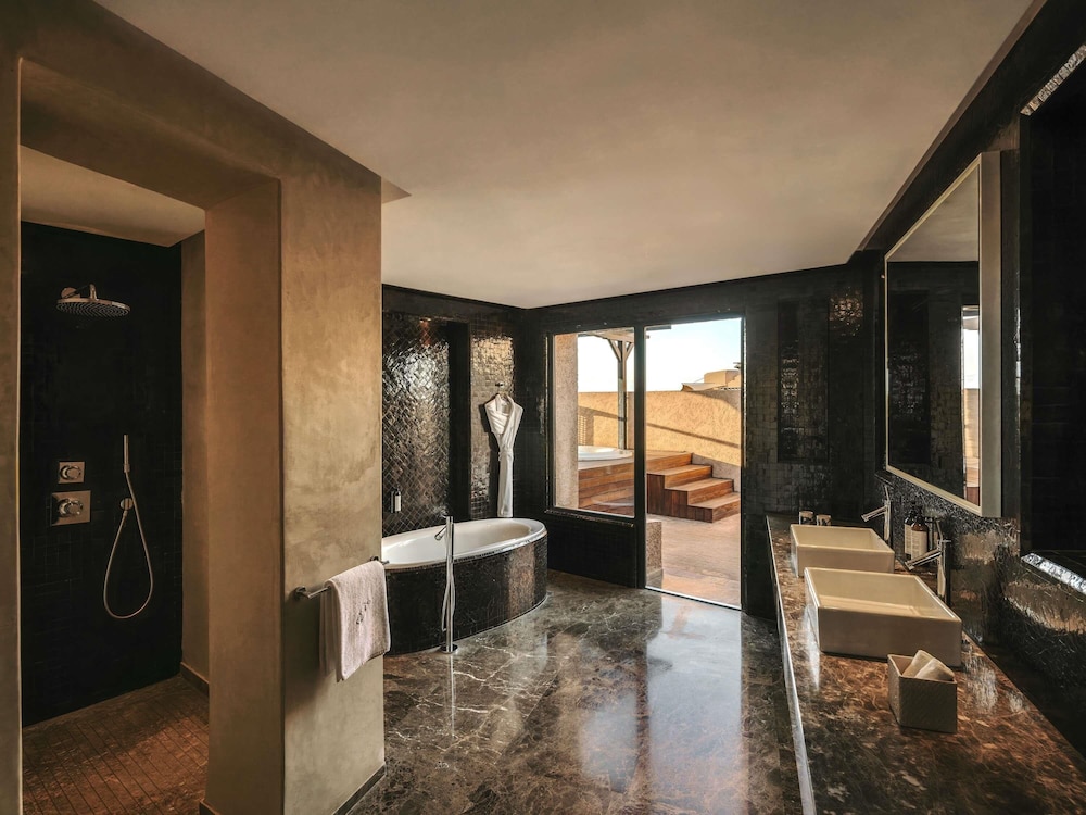 Suite Presidencial, camas King size, vistas al campo de golf y a las montañas del Atlas del hotel Fairmont Royal Palm Marrakech. Foto 3