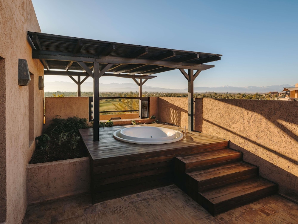 Suite Presidencial, camas King size, vistas al campo de golf y a las montañas del Atlas del hotel Fairmont Royal Palm Marrakech. Foto 4