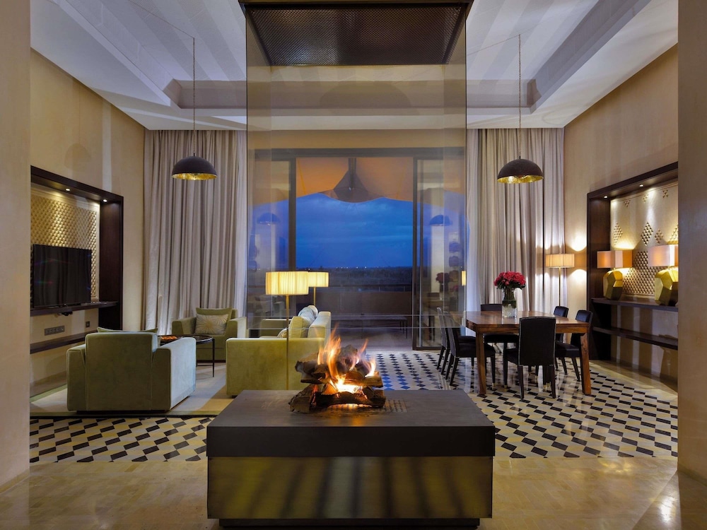 Suite Presidencial, camas King size, vistas al campo de golf y a las montañas del Atlas del hotel Fairmont Royal Palm Marrakech. Foto 5
