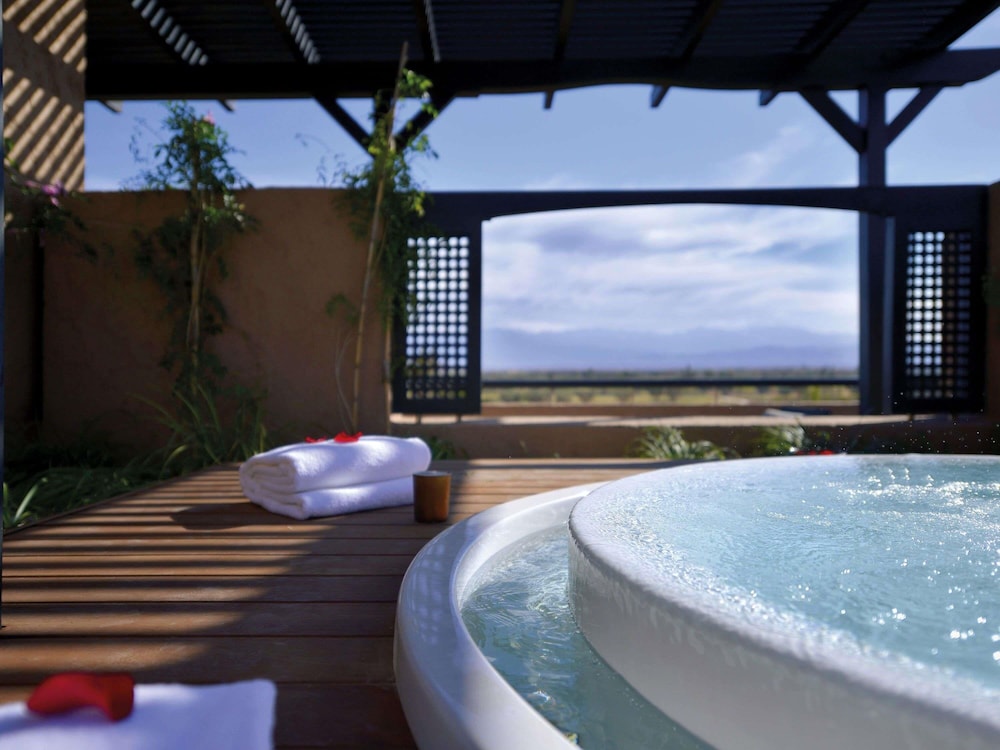 Suite Presidencial, camas King size, vistas al campo de golf y a las montañas del Atlas del hotel Fairmont Royal Palm Marrakech. Foto 6