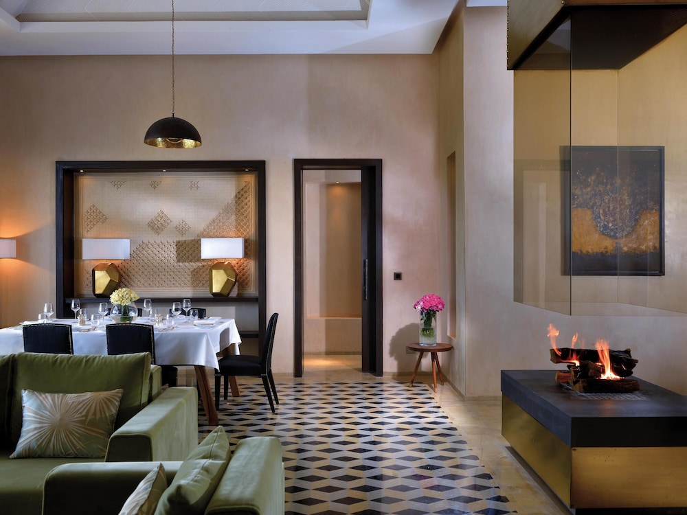 Suite Presidencial, camas King size, vistas al campo de golf y a las montañas del Atlas del hotel Fairmont Royal Palm Marrakech. Foto 7