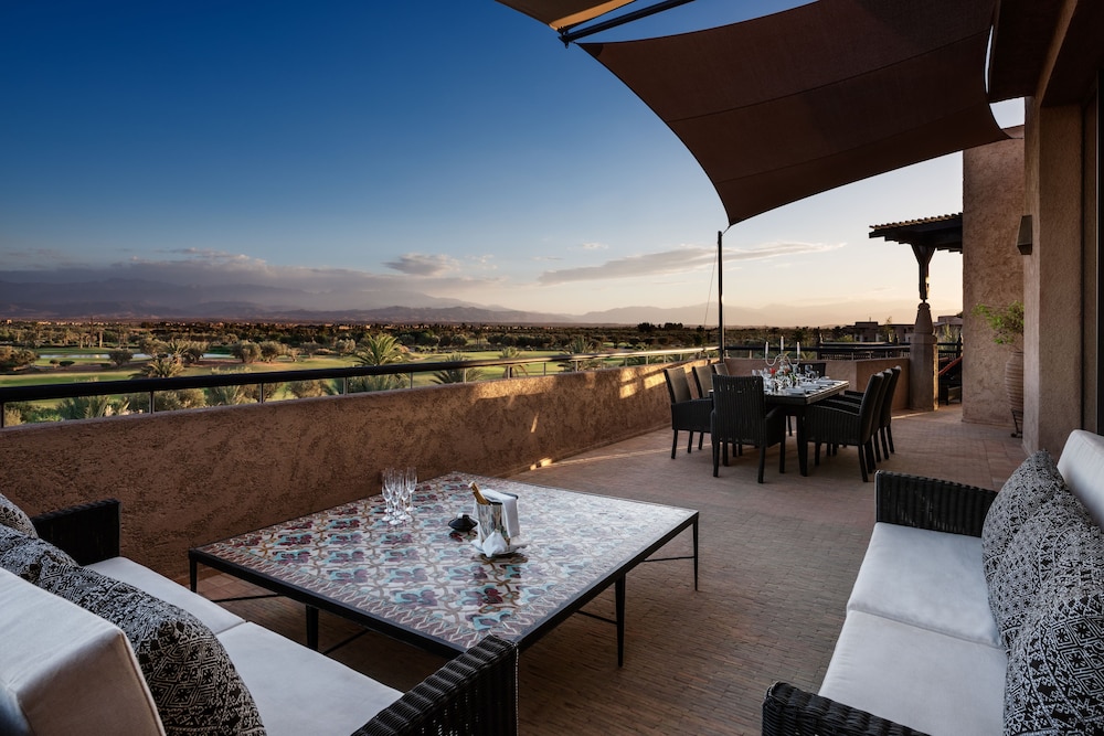 Suite Presidencial, camas King size, vistas al campo de golf y a las montañas del Atlas del hotel Fairmont Royal Palm Marrakech. Foto 8