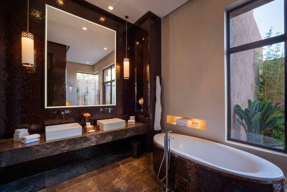 Suite Presidencial, camas King size, vistas al campo de golf y a las montañas del Atlas del hotel Fairmont Royal Palm Marrakech. Foto 9