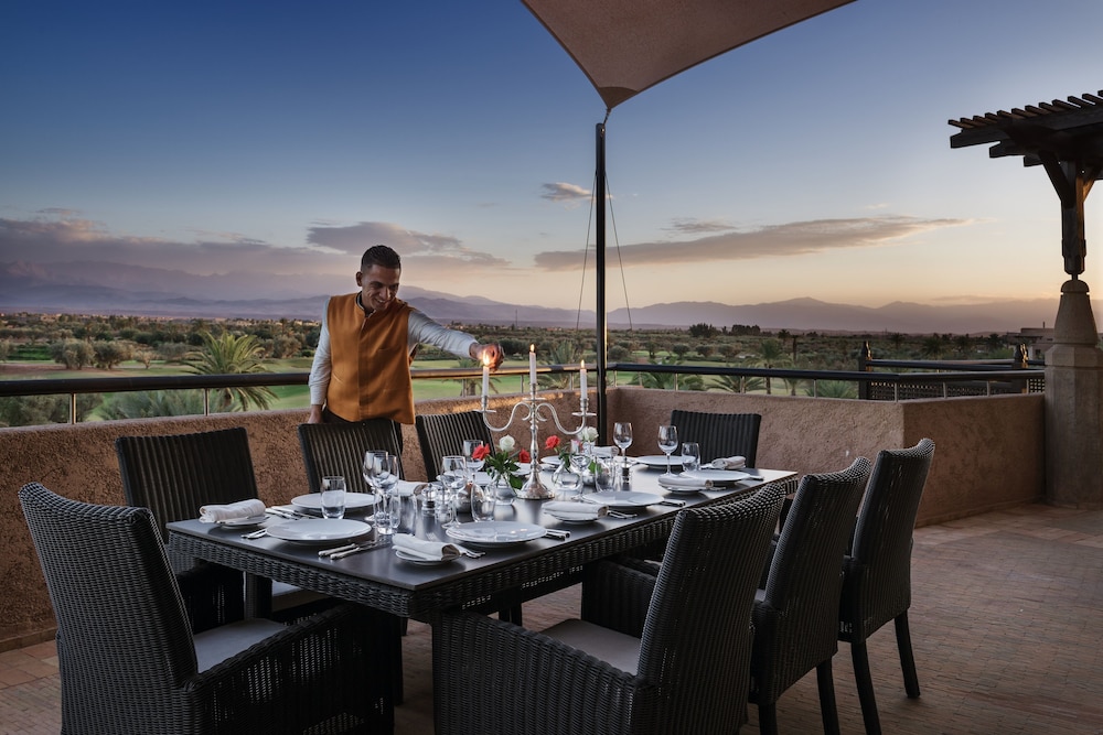 Suite Presidencial, camas King size, vistas al campo de golf y a las montañas del Atlas del hotel Fairmont Royal Palm Marrakech. Foto 10