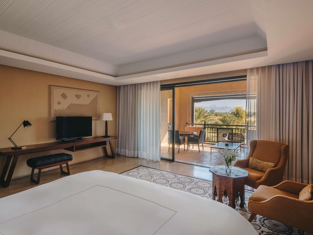 Suite Familiar, cama King size, vistas al campo de golf y a las montañas del Atlas del hotel Fairmont Royal Palm Marrakech