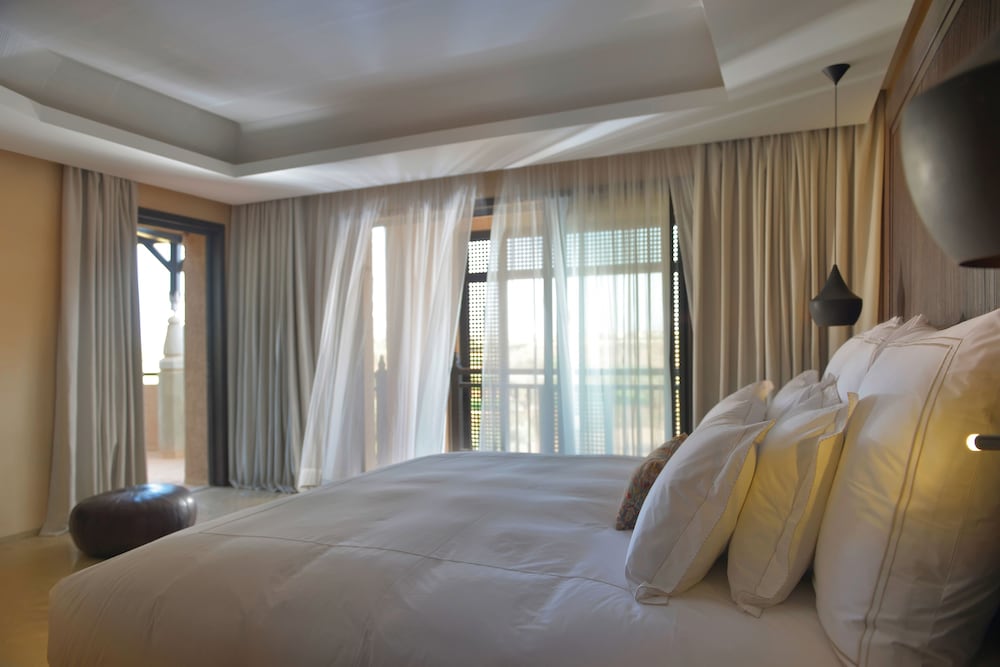Suite Familiar, cama King size, vistas al campo de golf y a las montañas del Atlas del hotel Fairmont Royal Palm Marrakech. Foto 1