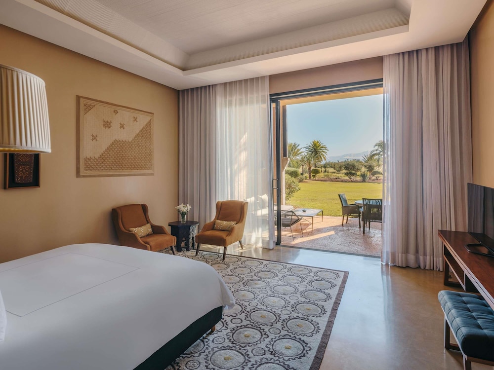 Suite Familiar, cama King size, vistas al campo de golf y a las montañas del Atlas del hotel Fairmont Royal Palm Marrakech. Foto 3