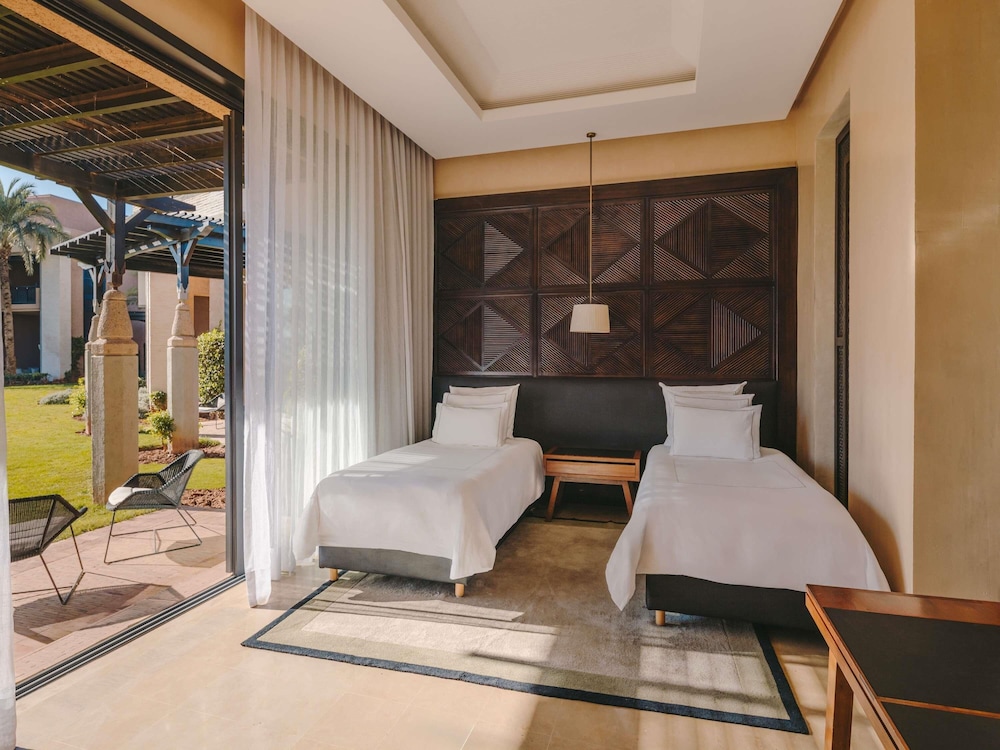 Suite Familiar, cama King size, vistas al campo de golf y a las montañas del Atlas del hotel Fairmont Royal Palm Marrakech. Foto 4