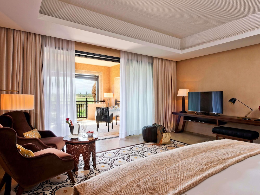 Suite Familiar, cama King size, vistas al campo de golf y a las montañas del Atlas del hotel Fairmont Royal Palm Marrakech. Foto 5