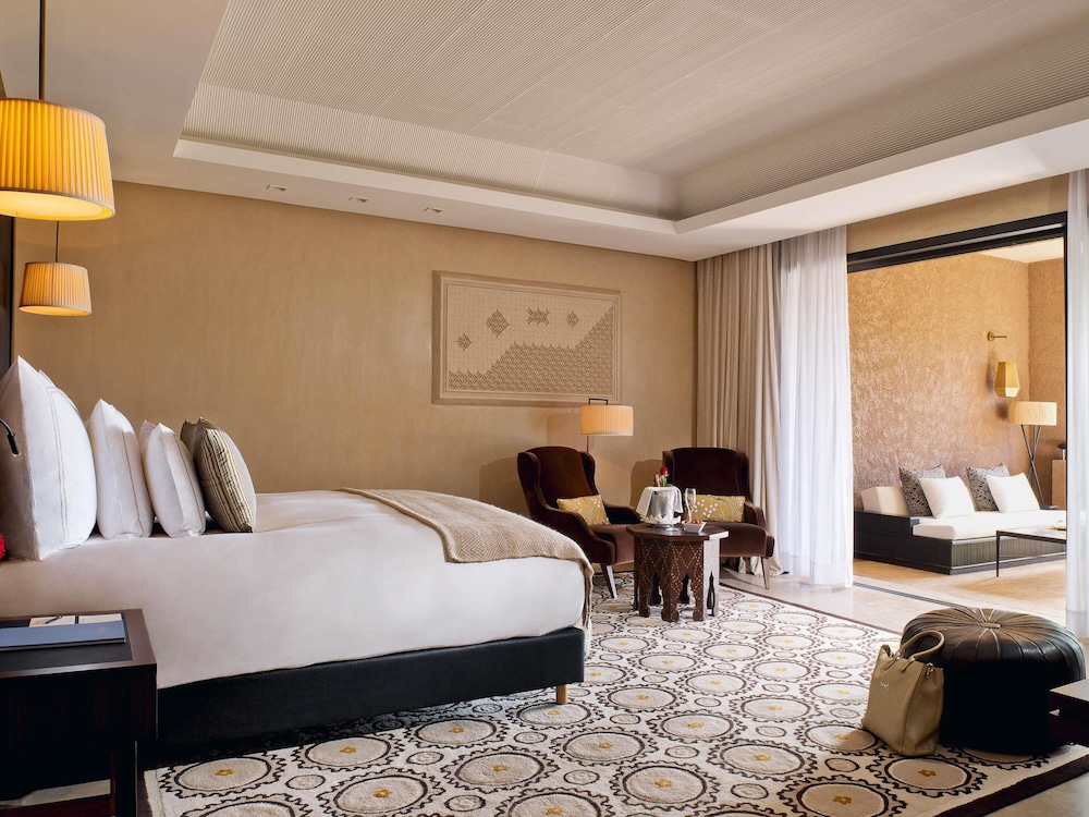 Suite Familiar, cama King size, vistas al campo de golf y a las montañas del Atlas del hotel Fairmont Royal Palm Marrakech. Foto 6