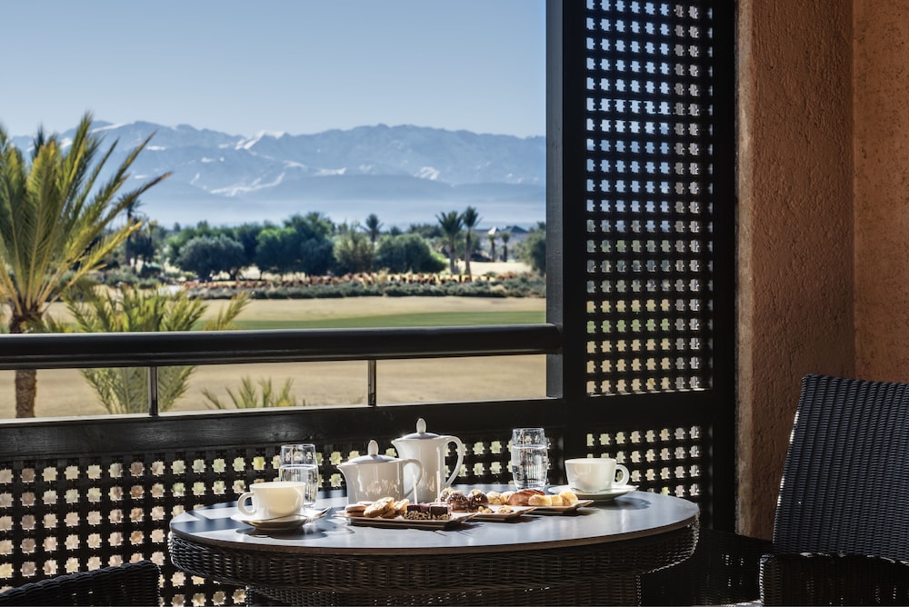 Suite Familiar, cama King size, vistas al campo de golf y a las montañas del Atlas del hotel Fairmont Royal Palm Marrakech. Foto 7