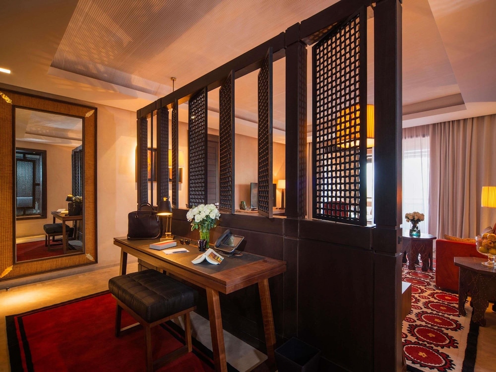 Junior Suite con vistas al jardín del hotel Fairmont Royal Palm Marrakech. Foto 4