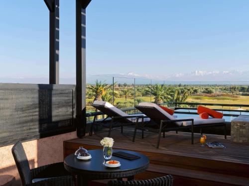 Suite Penthouse, cama King size, piscina de inmersión, vistas a la piscina principal, al campo de golf y a las montañas del Atlas del hotel Fairmont Royal Palm Marrakech. Foto 2