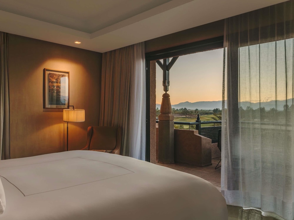 Suite Presidencial, camas King size, vistas al campo de golf y a las montañas del Atlas del hotel Fairmont Royal Palm Marrakech. Foto 8