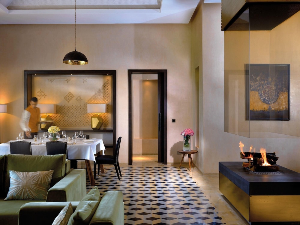 Suite Presidencial, camas King size, vistas al campo de golf y a las montañas del Atlas del hotel Fairmont Royal Palm Marrakech. Foto 9
