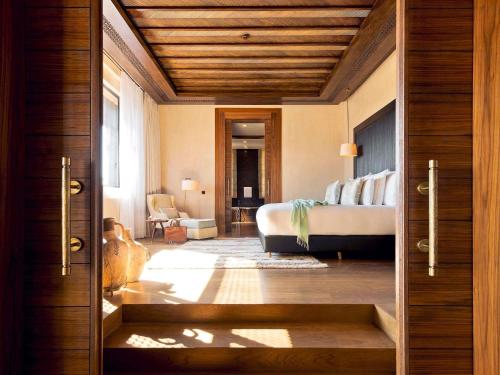 Suite Penthouse, cama King size, piscina de inmersión, vistas a la piscina principal, al campo de golf y a las montañas del Atlas del hotel Fairmont Royal Palm Marrakech. Foto 7