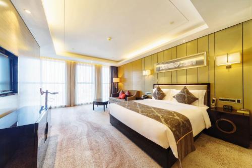 Habitación Superior con cama extragrande del hotel Pullman Wuxi New Lake. Foto 2