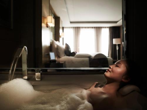 Habitación Deluxe con cama extragrande del hotel Pullman Wuxi New Lake. Foto 4