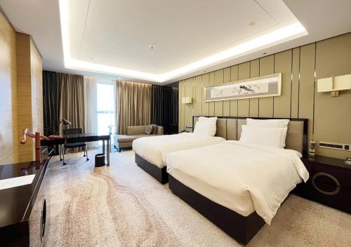 Habitación Doble Executive con acceso al salón executive - 2 camas del hotel Pullman Wuxi New Lake. Foto 4