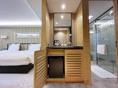 Habitación Doble Executive con acceso al salón executive - 2 camas del hotel Pullman Wuxi New Lake. Foto 5